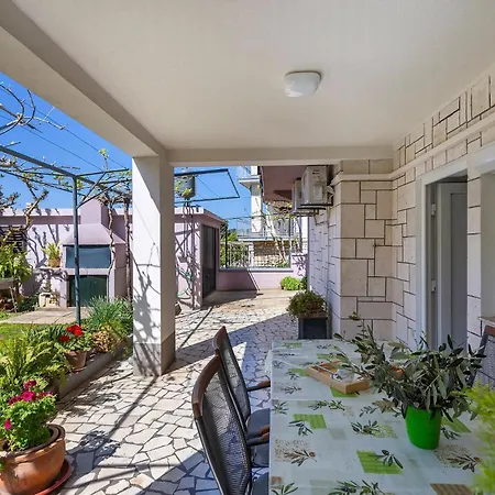 Perka Nr 1 In Der Nähe Von Und Apartment Pula