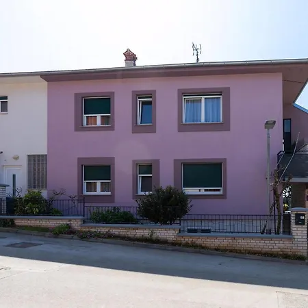 Perka Nr 1 In Der Nähe Von Und Apartment Pula